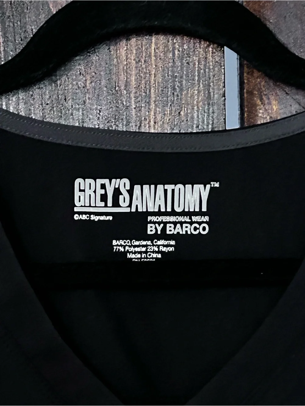 Grey's Anatomy Black V-Neck Scrub Top by WashU & Siteman Cancer Center - Picture 3 of 6